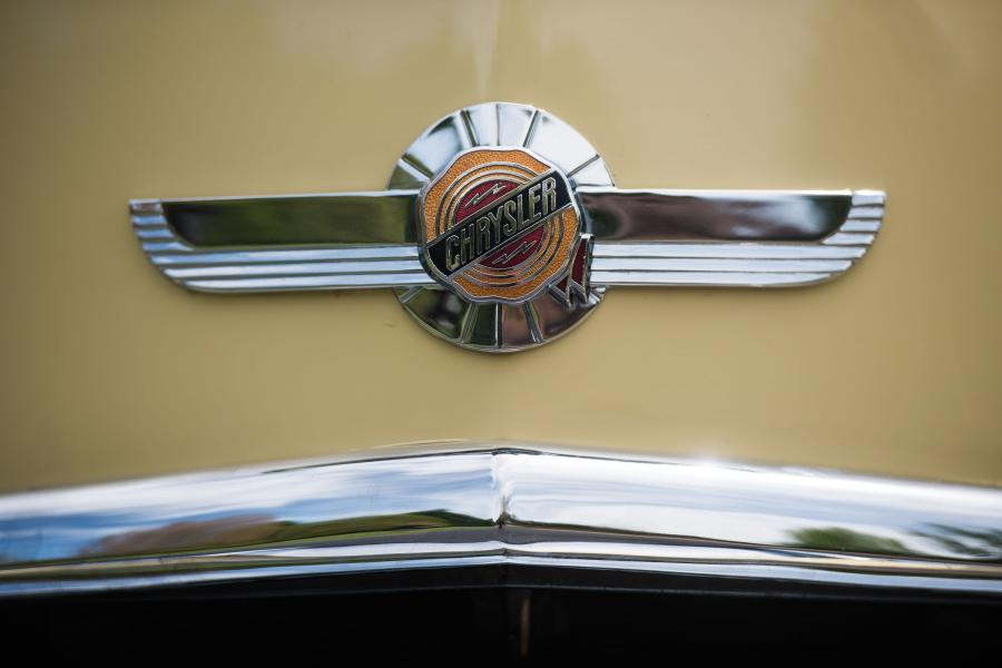Логотип Chrysler Royal Town & Country Station Wagon (C48S) 1950 года  (фото 23 из 25)